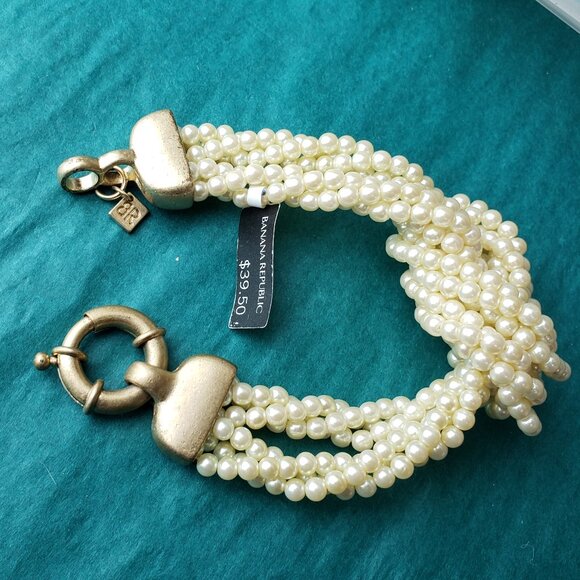 2/35$ NWT Banana Republic faux pearl bracelet - Picture 3 of 4
